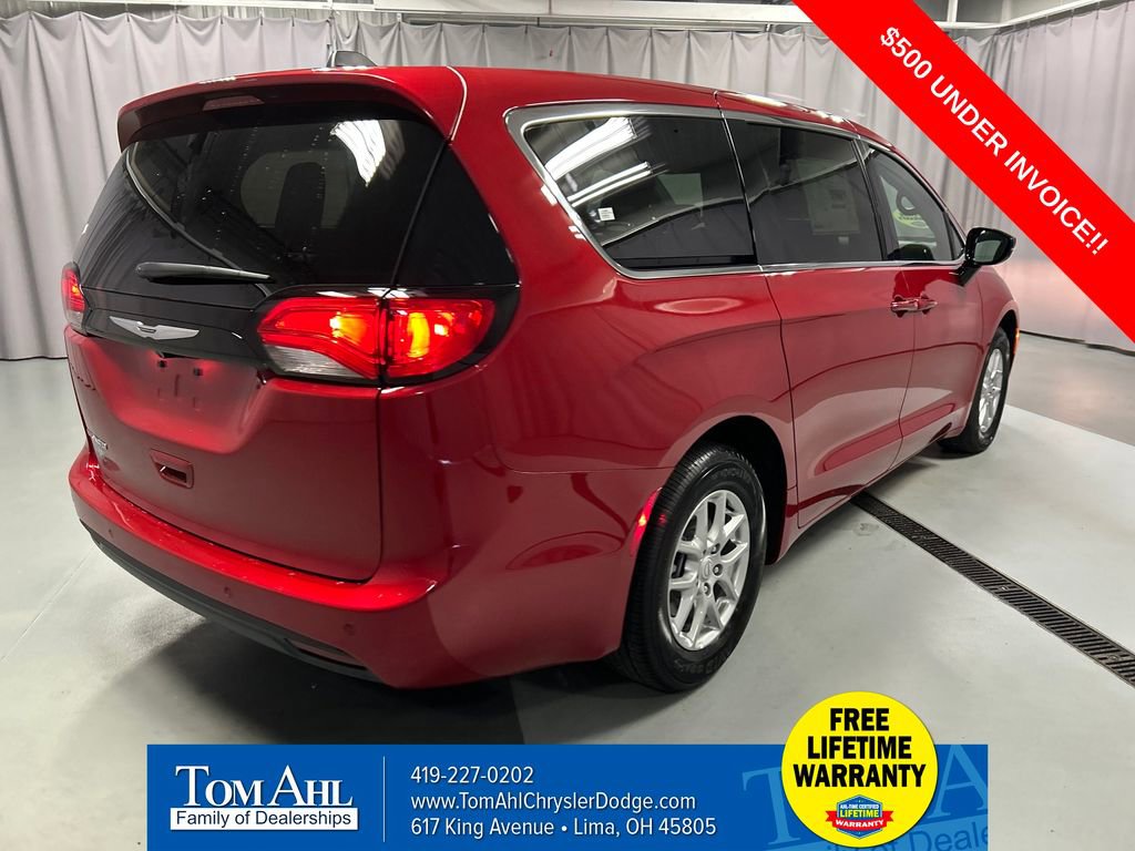 New 2026 Chrysler Voyager LX image 7