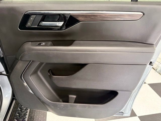 Used 2025 Chevrolet Suburban Z71 AWD/4WD image 29