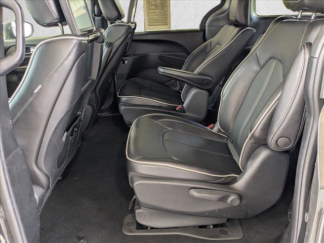 Used 2022 Chrysler Pacifica Limited w/ Uconnect Theater Family Group FWD image 17