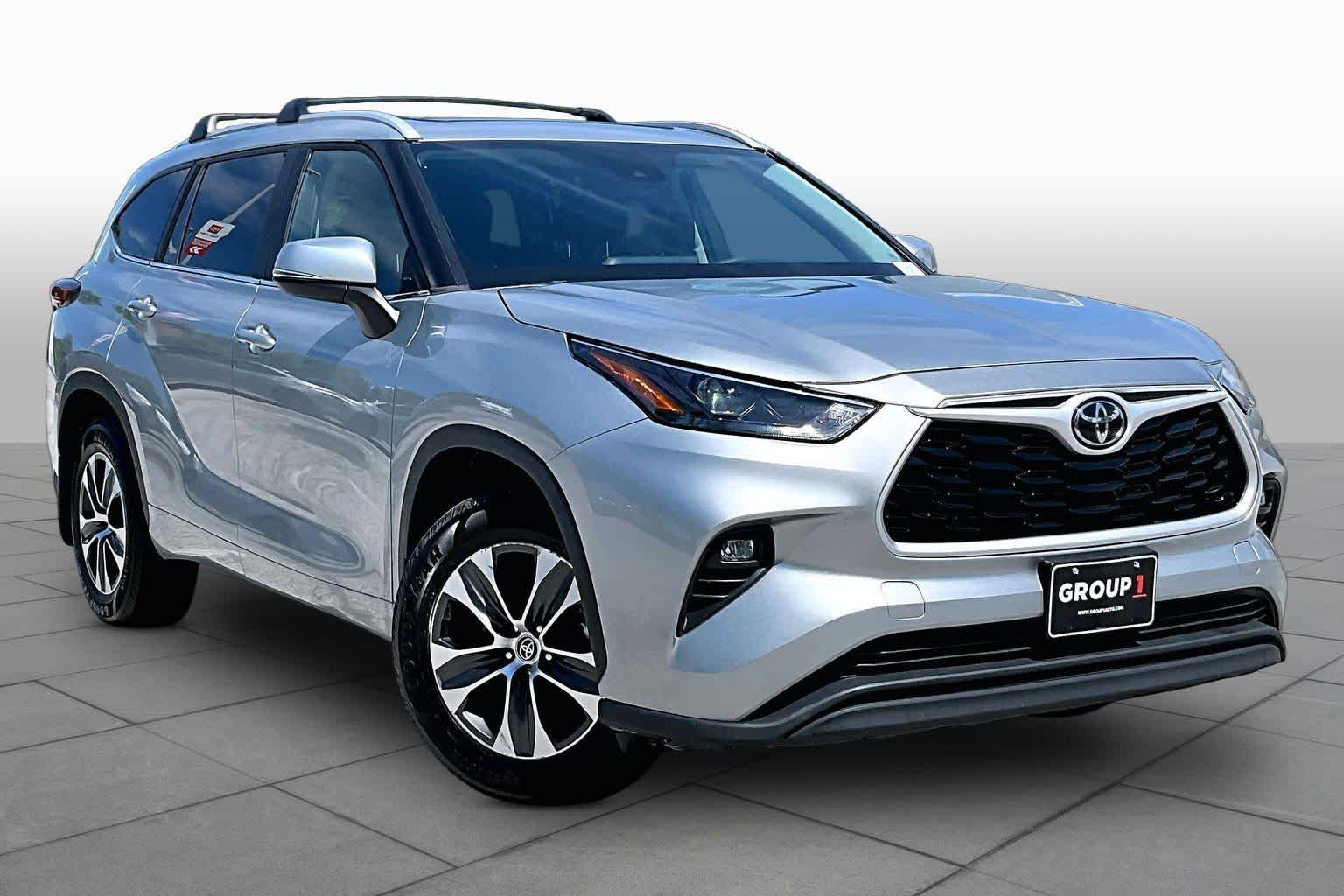 Used 2023 Toyota Highlander XLE AWD/4WD image 3