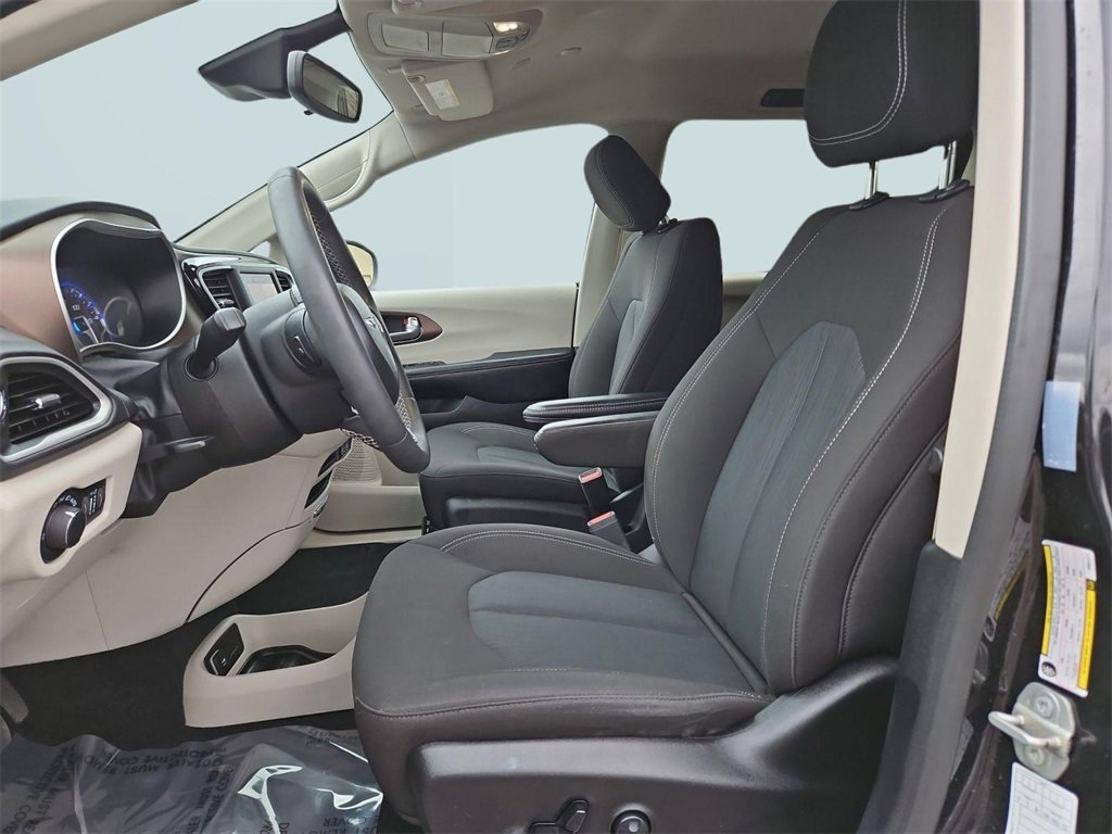 Used 2023 Chrysler Voyager LX image 20