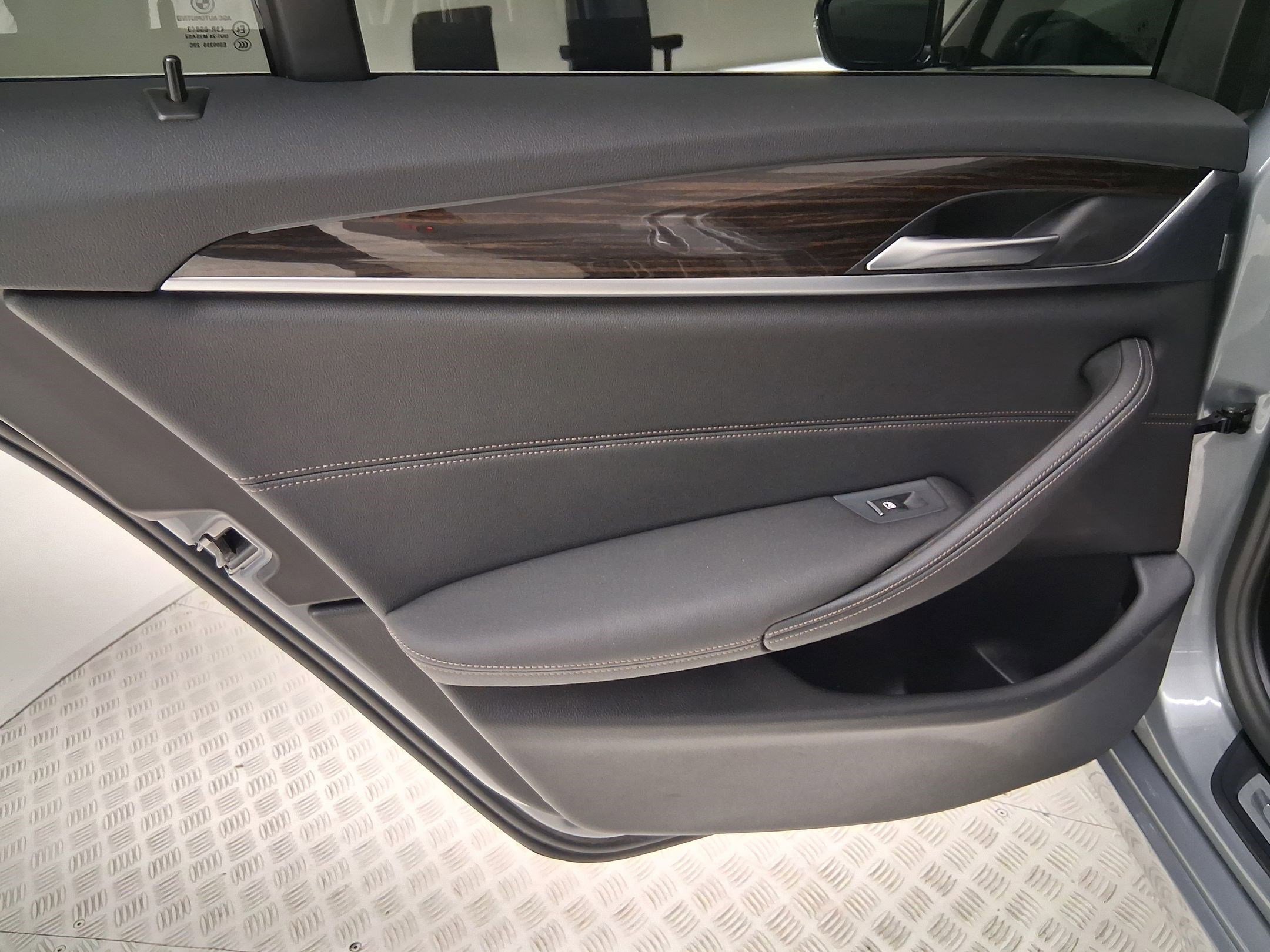 Certified 2023 BMW 530e w/ Convenience Package image 33