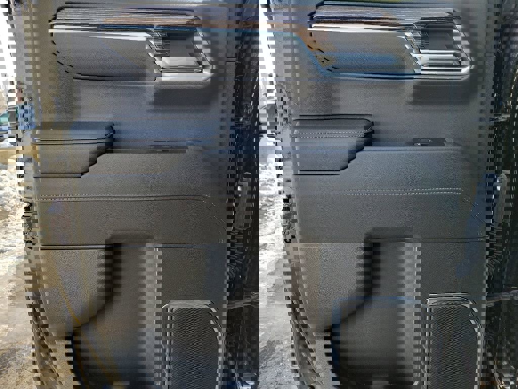 Used 2024 GMC Sierra 1500 SLE w/ Preferred Package image 9