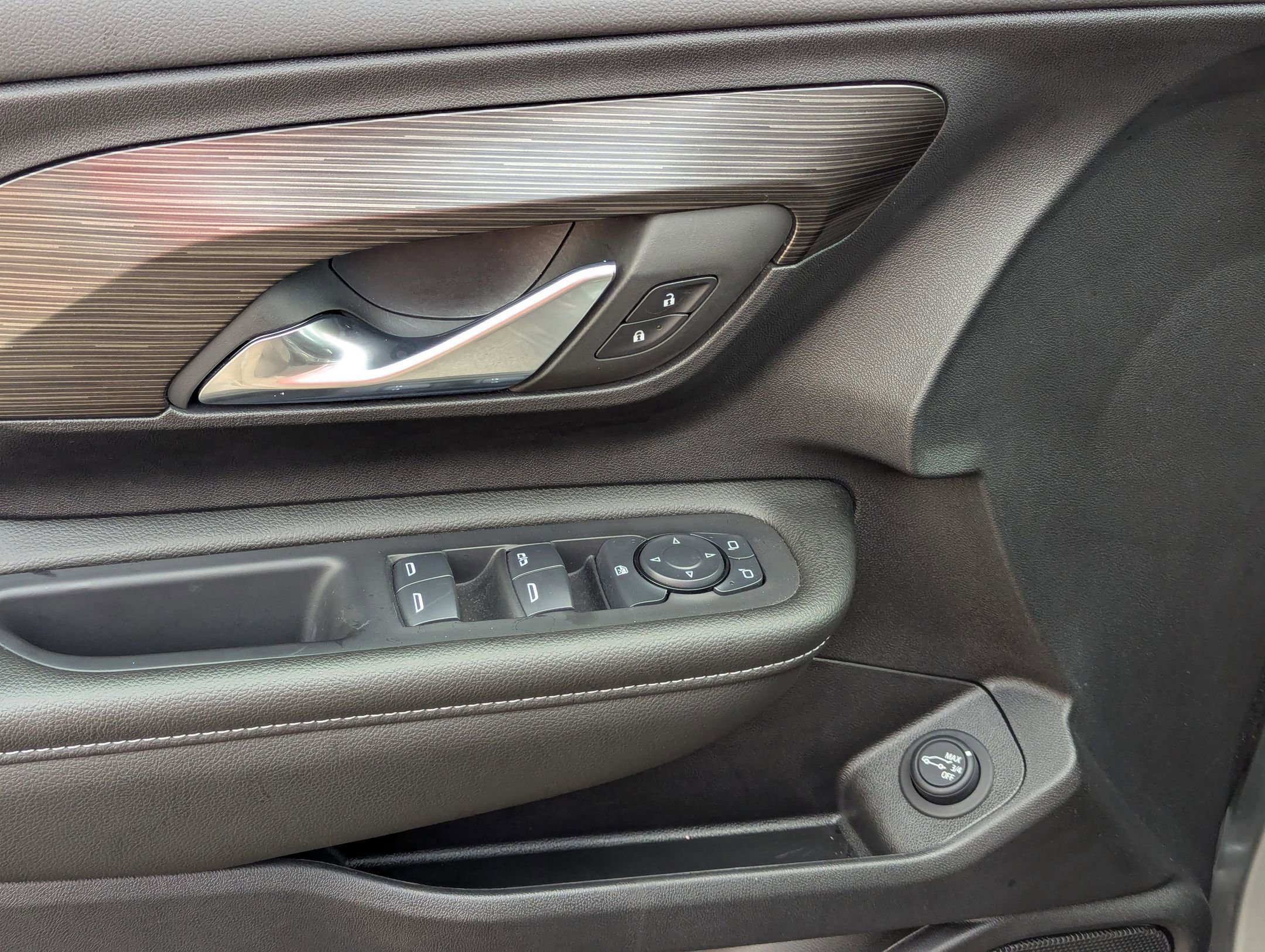 Used 2024 GMC Terrain SLE w/ Driver Convenience Package image 12