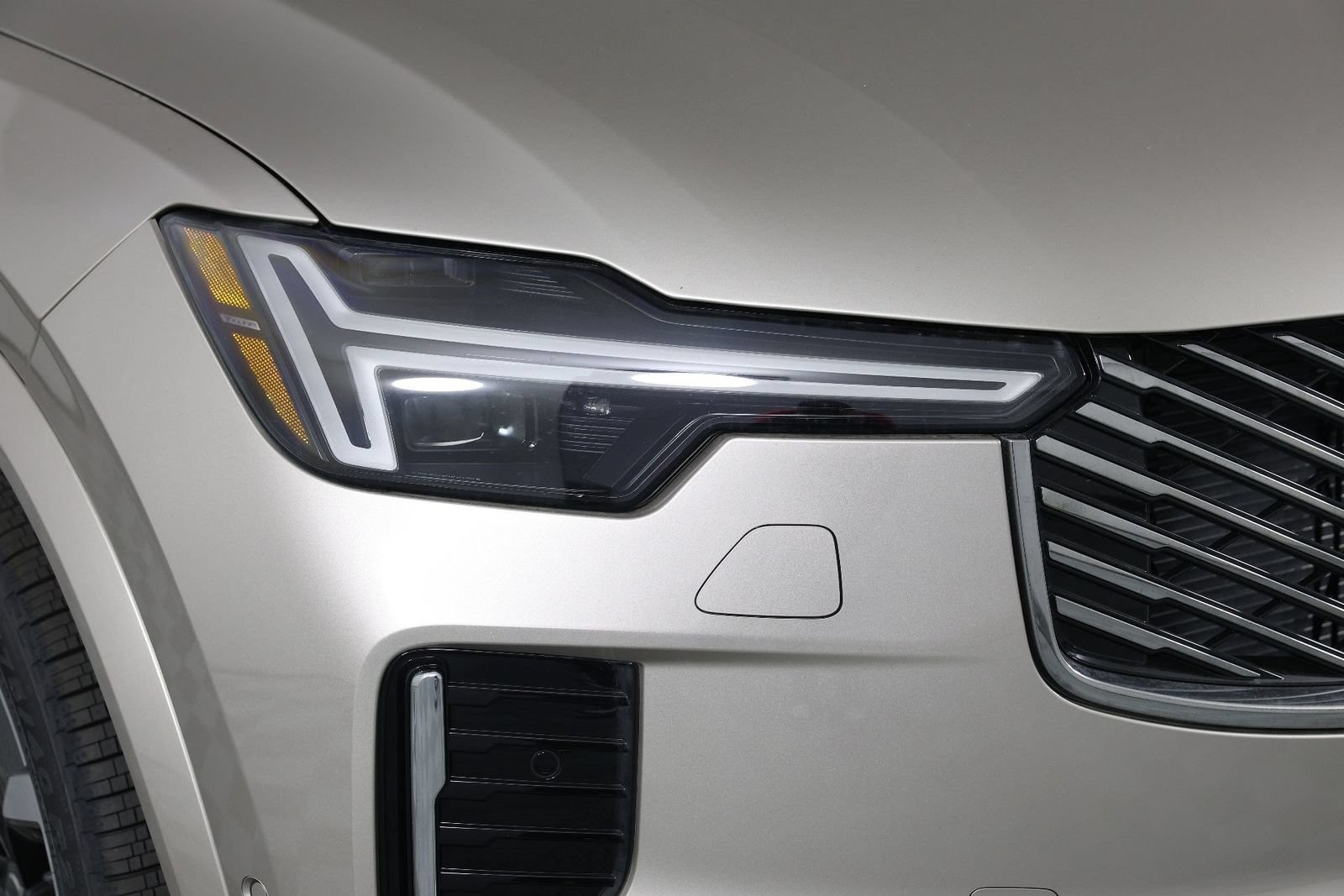 New 2026 Volvo XC90 T8 Plus w/ Protection Package Premier AWD/4WD image 14