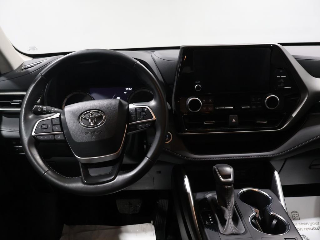 Used 2024 Toyota Highlander LE image 16