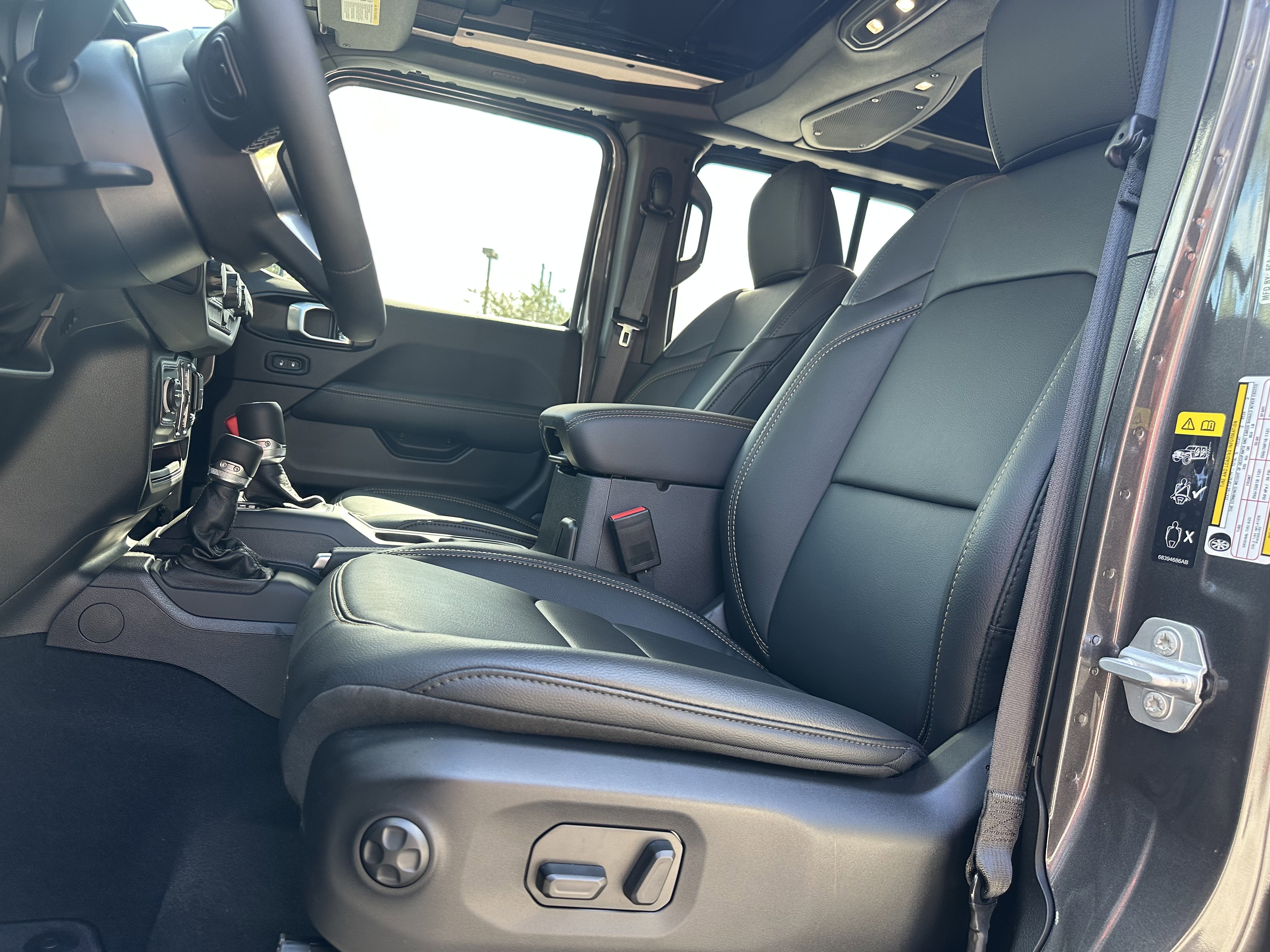 Used 2025 Jeep Wrangler Sahara w/ Safety Group image 29