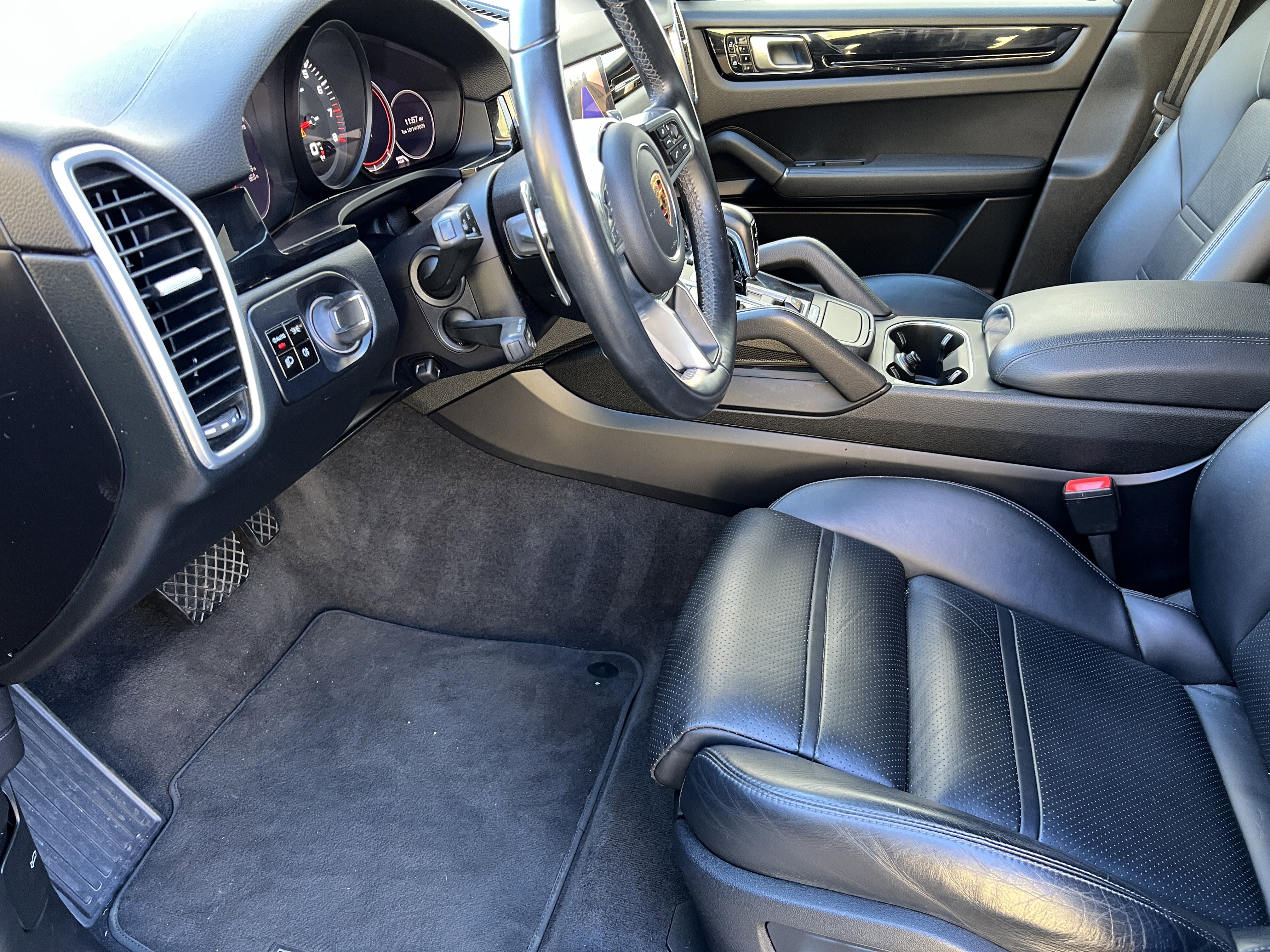 Used 2021 Porsche Cayenne Coupe w/ Premium Package image 12