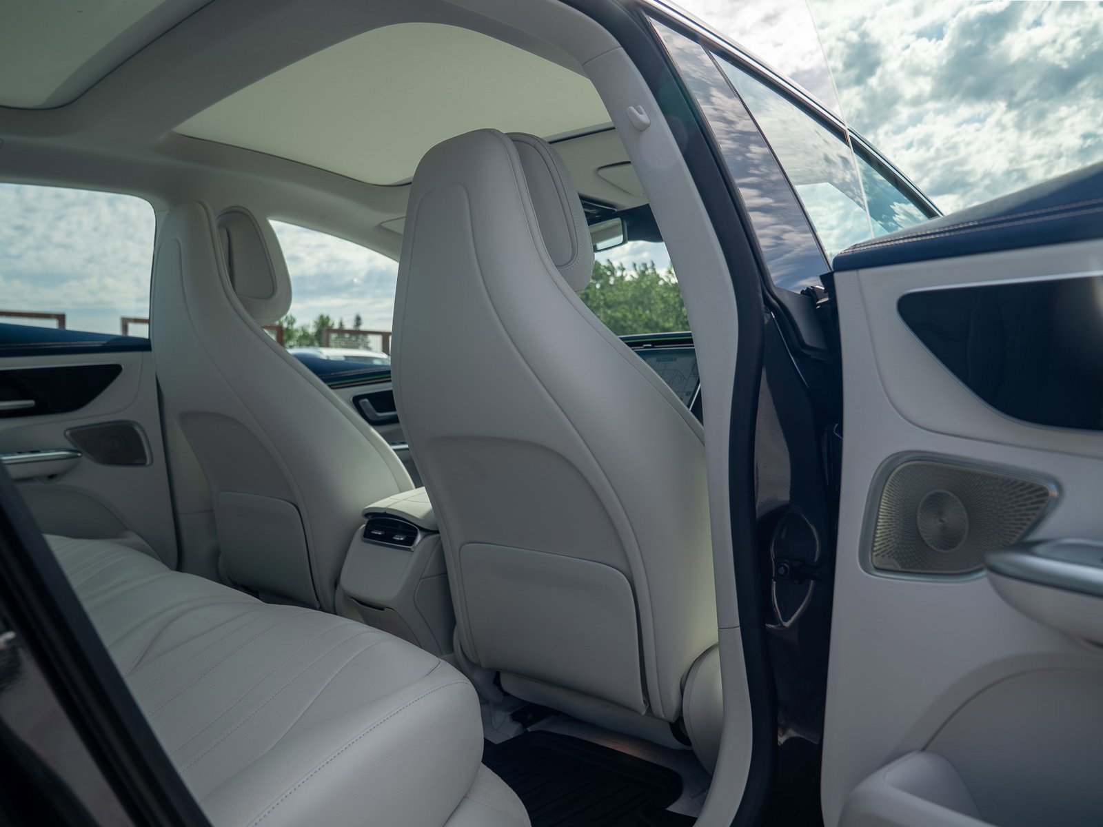 Used 2023 Mercedes-Benz EQE 500 4MATIC Sedan image 27