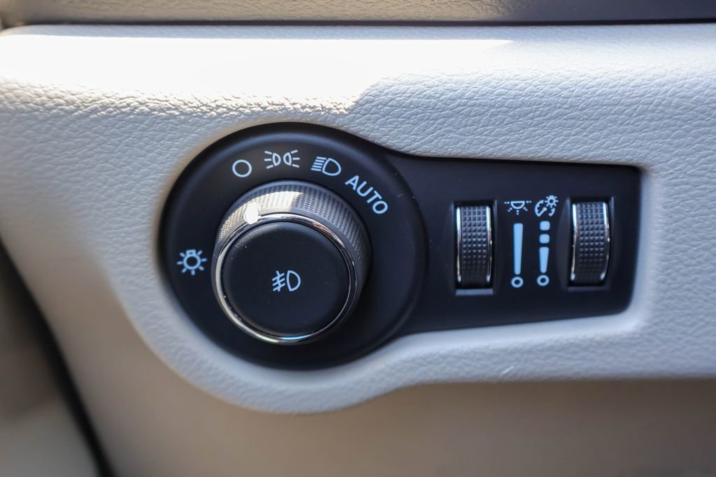 Used 2024 Chrysler Pacifica Touring-L image 19