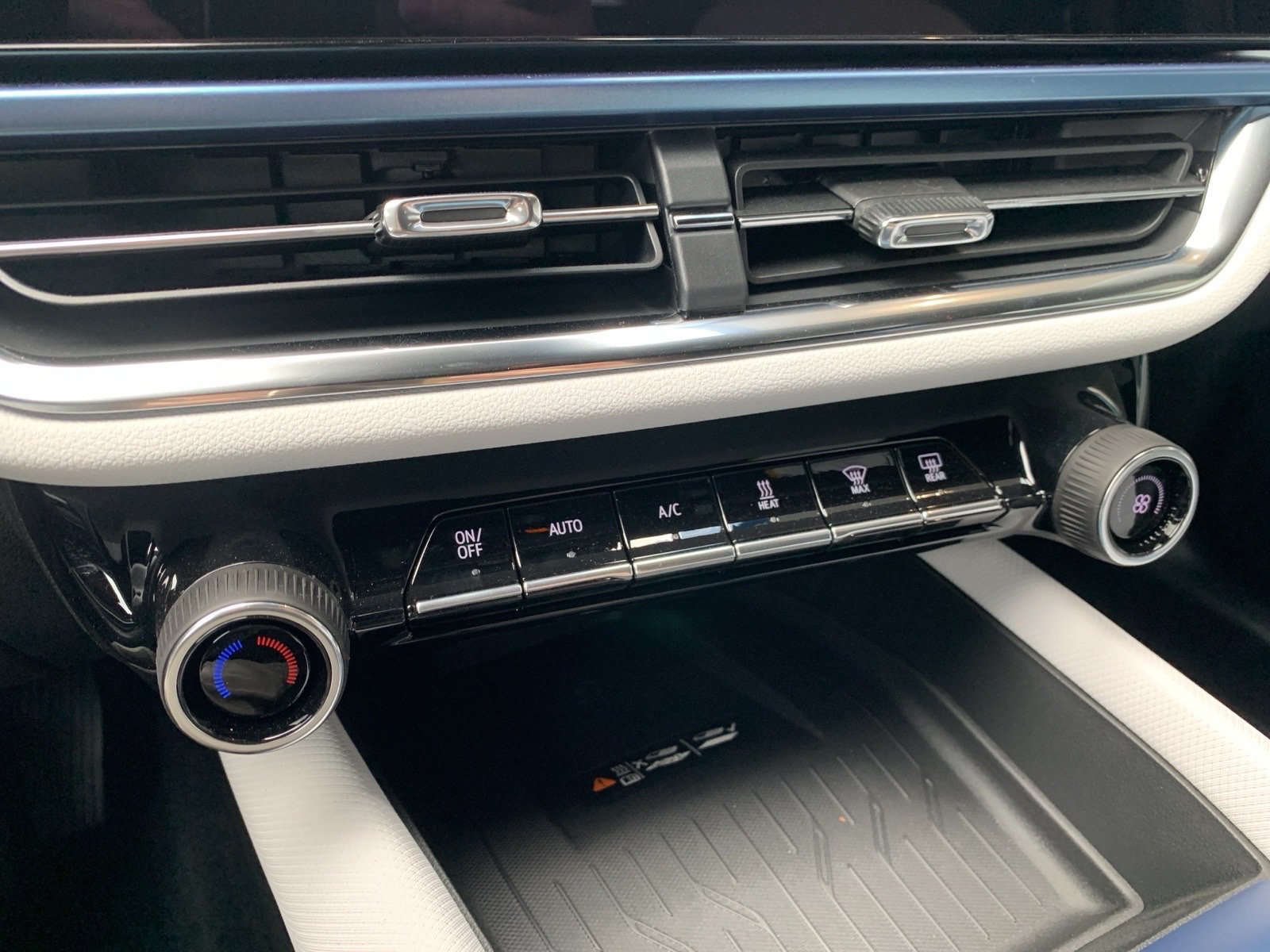 New 2026 Chevrolet Equinox EV LT FWD image 25