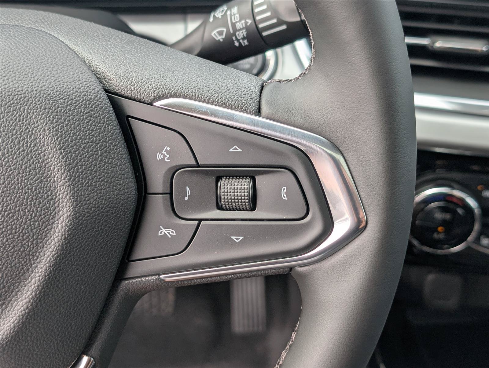 New 2026 Chevrolet Trax LT w/ Sunroof Package FWD image 20