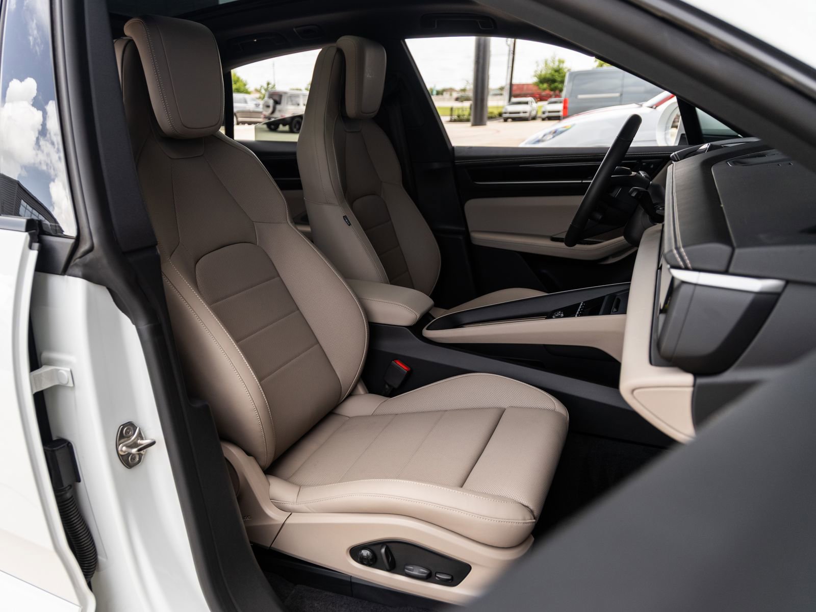 Certified 2025 Porsche Macan Electric image 42