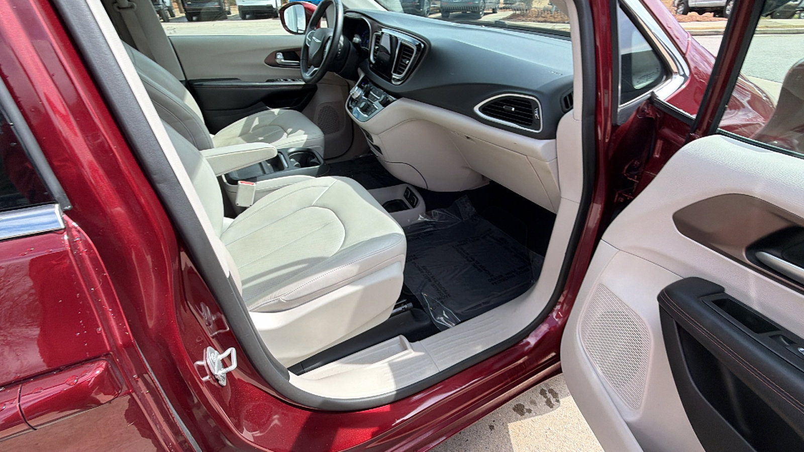 Used 2018 Chrysler Pacifica Touring-L w/ Tire & Wheel Group image 19