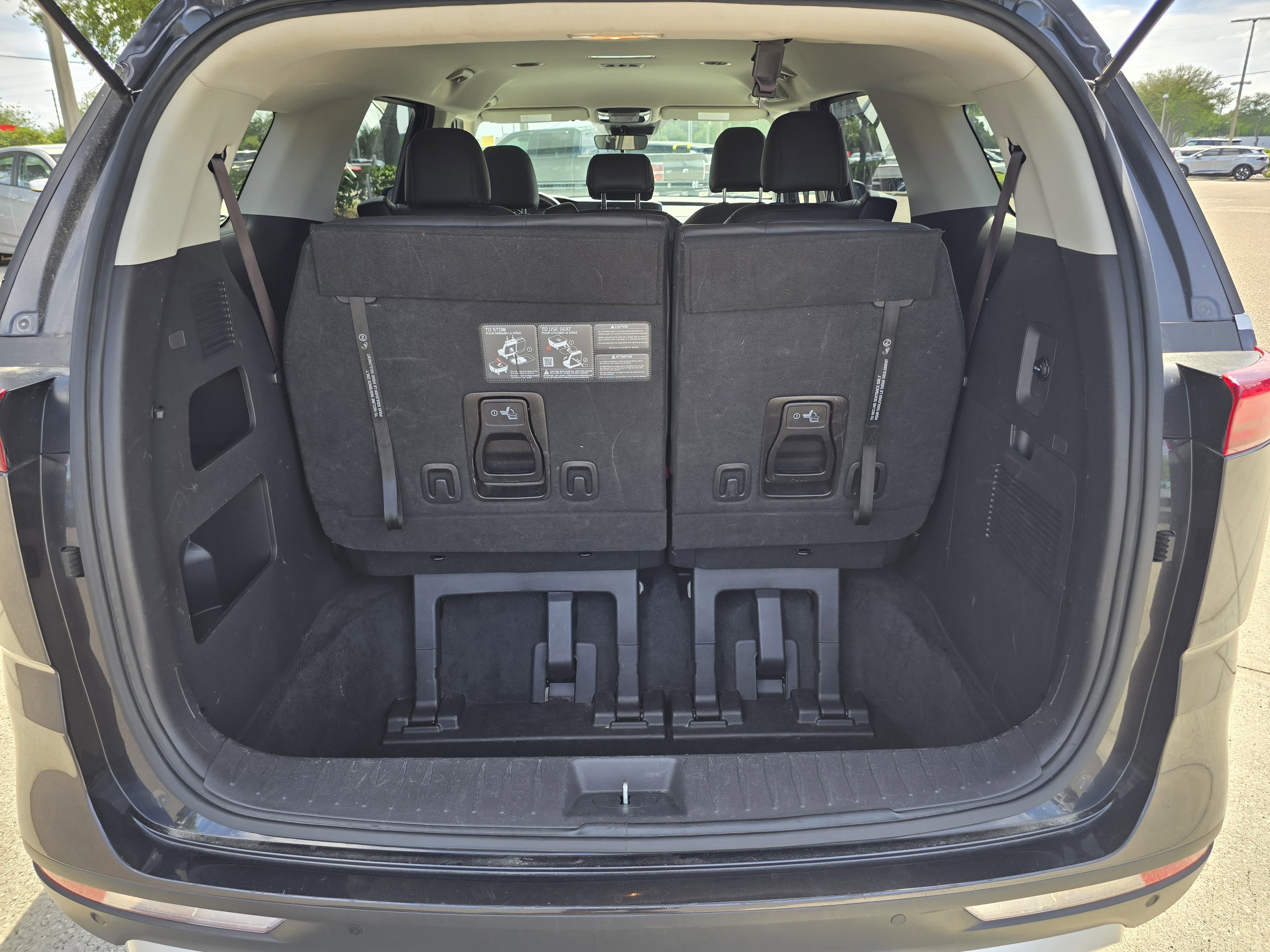 Used 2024 Kia Carnival LX image 10