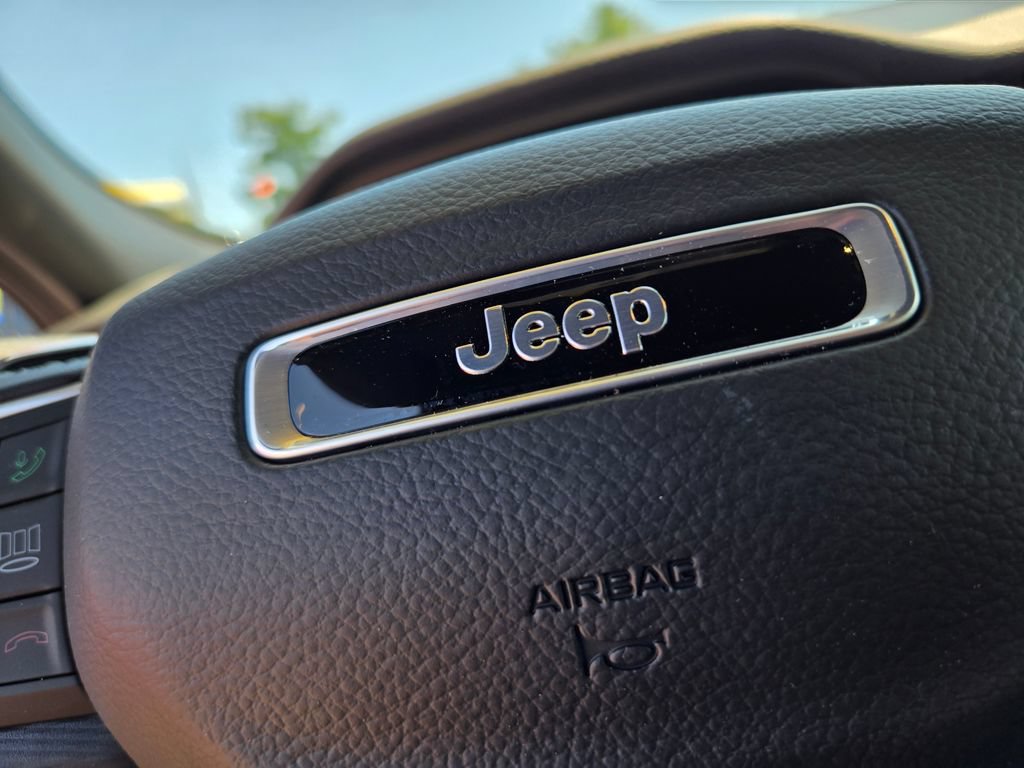 Used 2025 Jeep Grand Cherokee Altitude AWD/4WD image 21