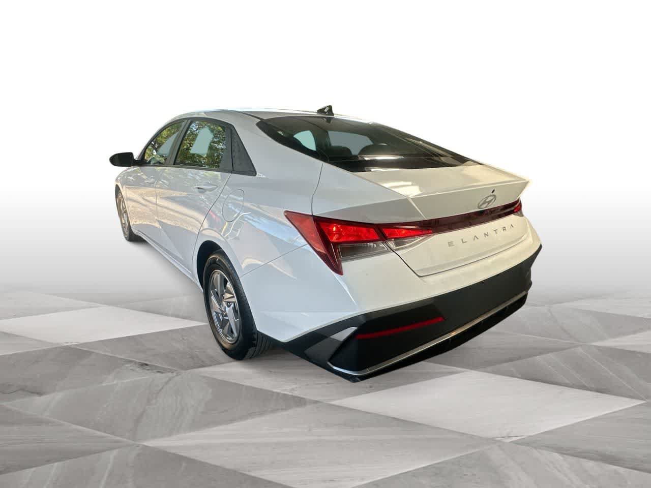 Used 2026 Hyundai Elantra SE FWD image 6
