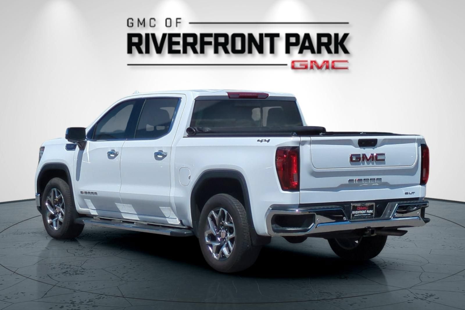 Used 2024 GMC Sierra 1500 SLT w/ SLT Premium Plus Package AWD/4WD image 5