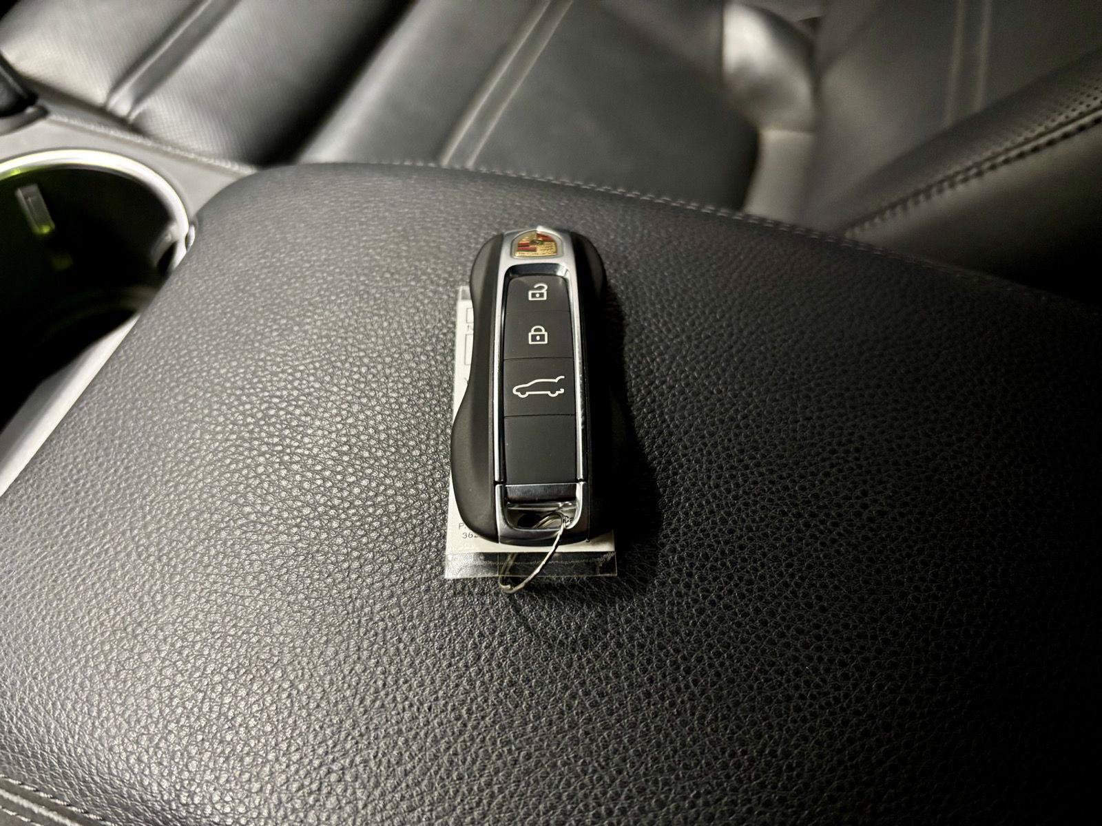 Used 2023 Porsche Cayenne AWD/4WD image 36