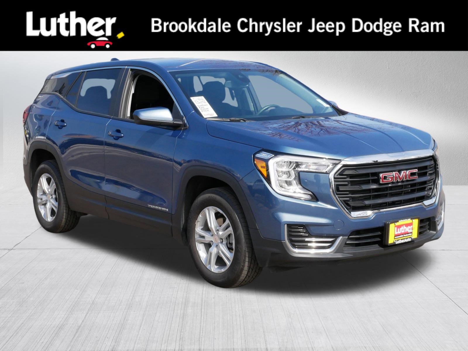 Used 2024 GMC Terrain SLE image 1