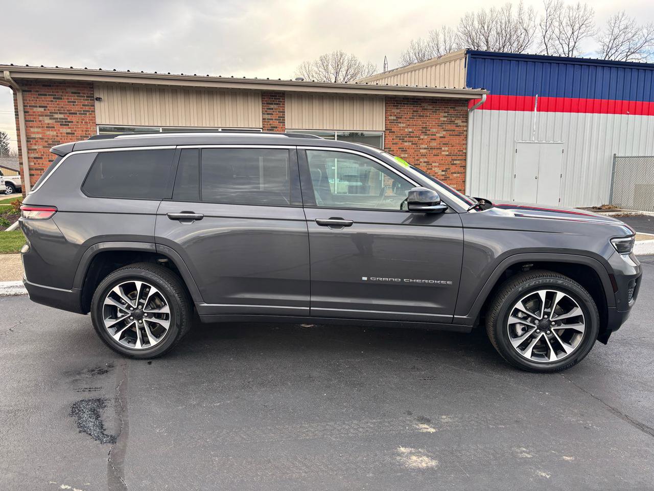 Used 2021 Jeep Grand Cherokee L Overland w/ Luxury Tech Group IV image 2