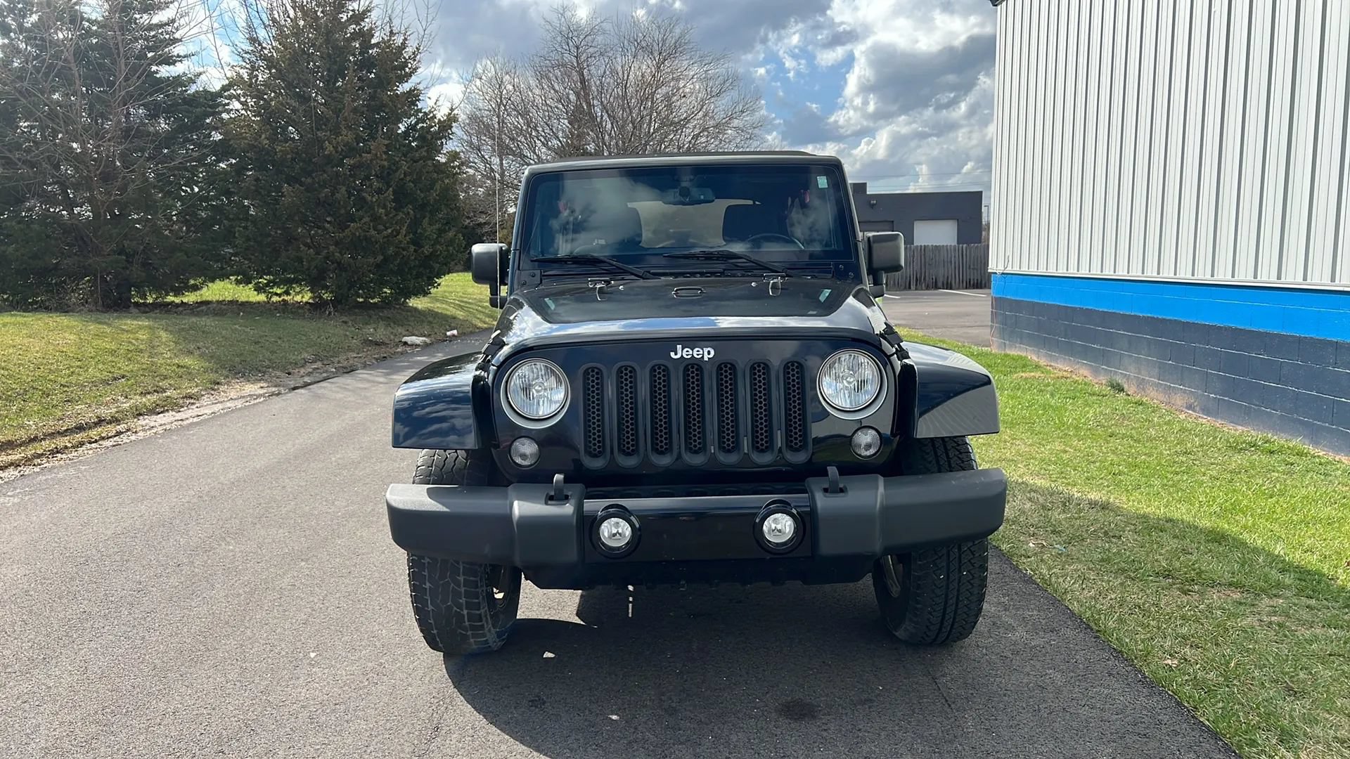 Used 2016 Jeep Wrangler Unlimited Sahara AWD/4WD image 2