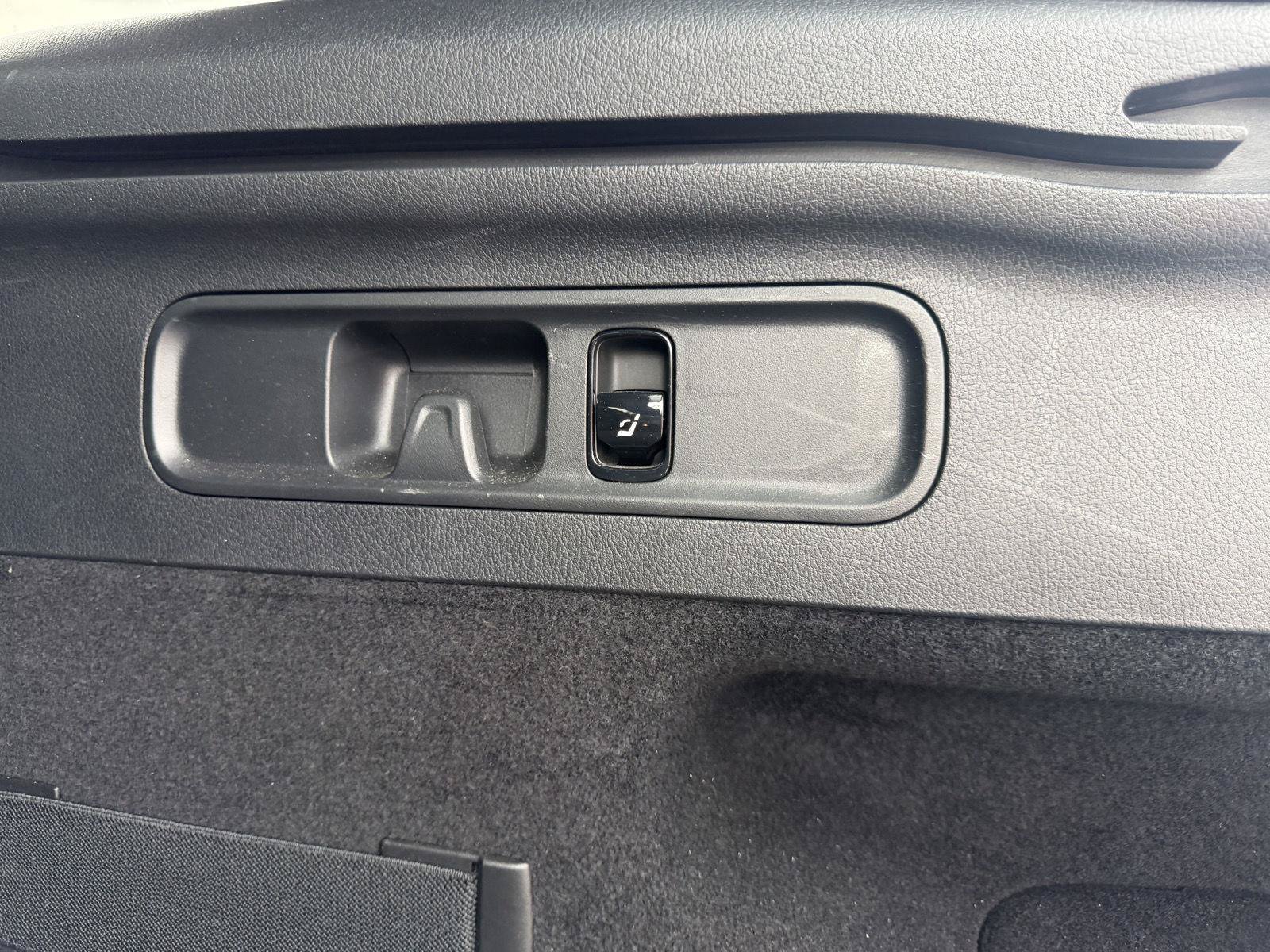 Used 2025 Mercedes-Benz GLC 300 4MATIC image 26