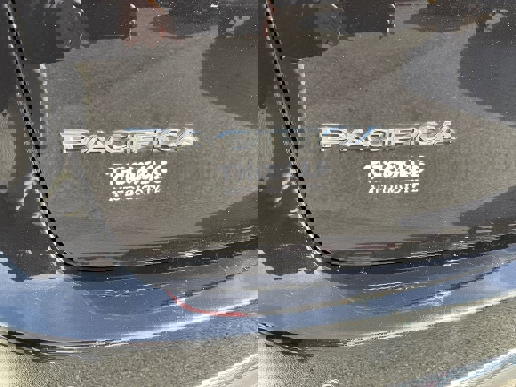 Used 2024 Chrysler Pacifica Touring-L image 11