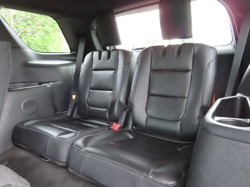 Used 2017 Ford Explorer XLT w/ Equipment Group 202A AWD/4WD image 28