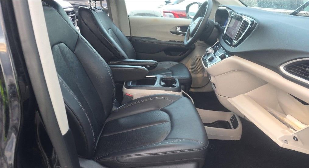 Used 2024 Chrysler Pacifica Touring-L image 11