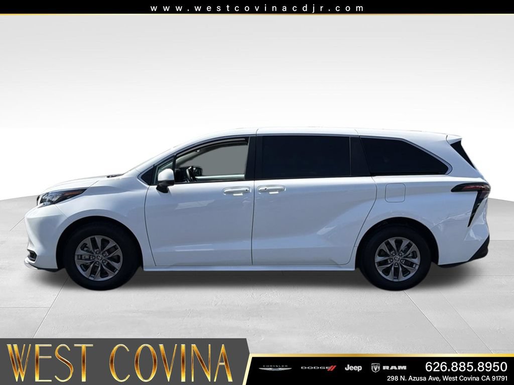 Used 2025 Toyota Sienna LE FWD image 6