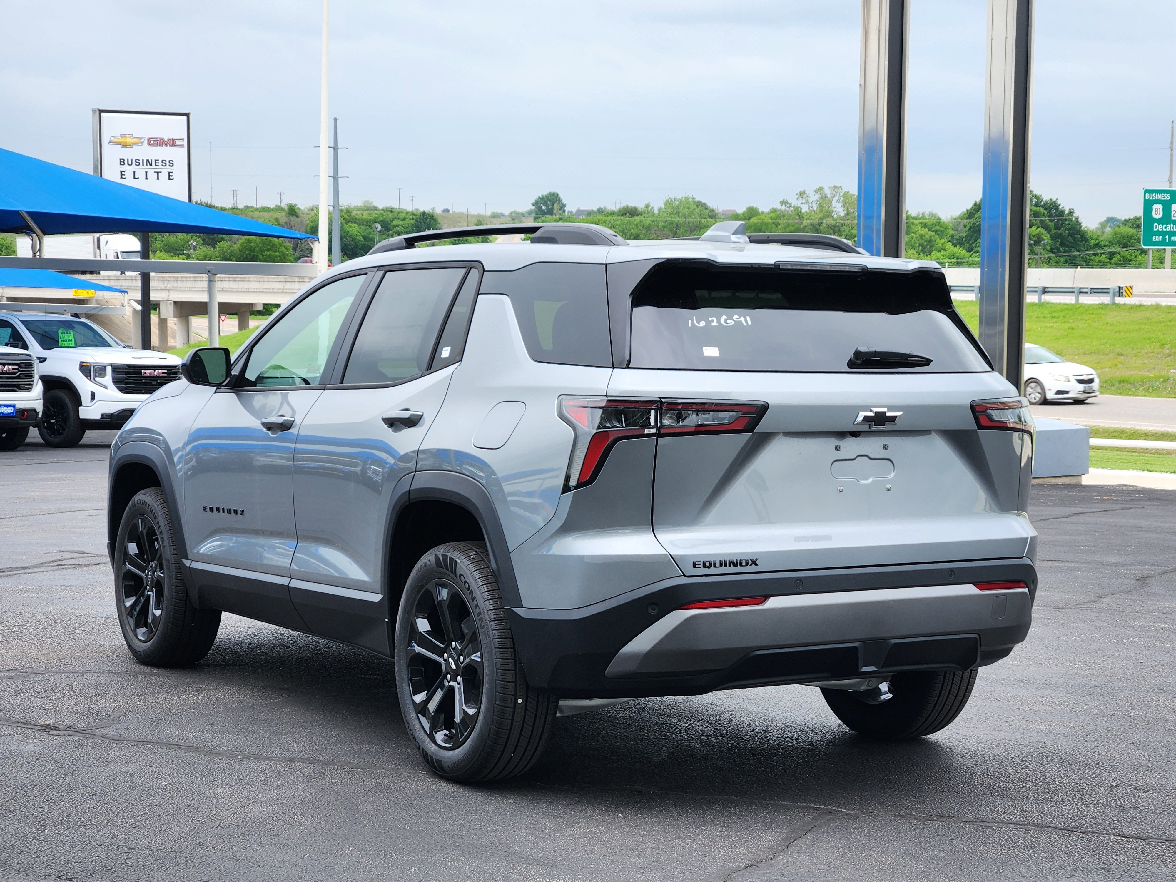 New 2026 Chevrolet Equinox LT w/ Midnight Edition FWD image 3
