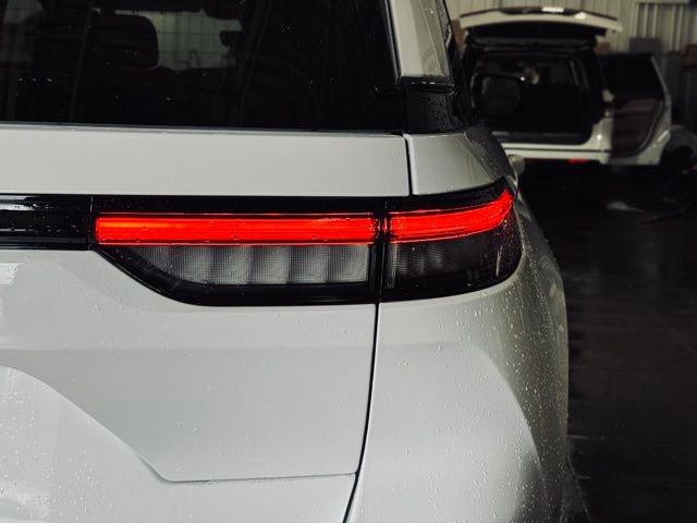 Used 2025 Jeep Grand Cherokee Altitude image 8