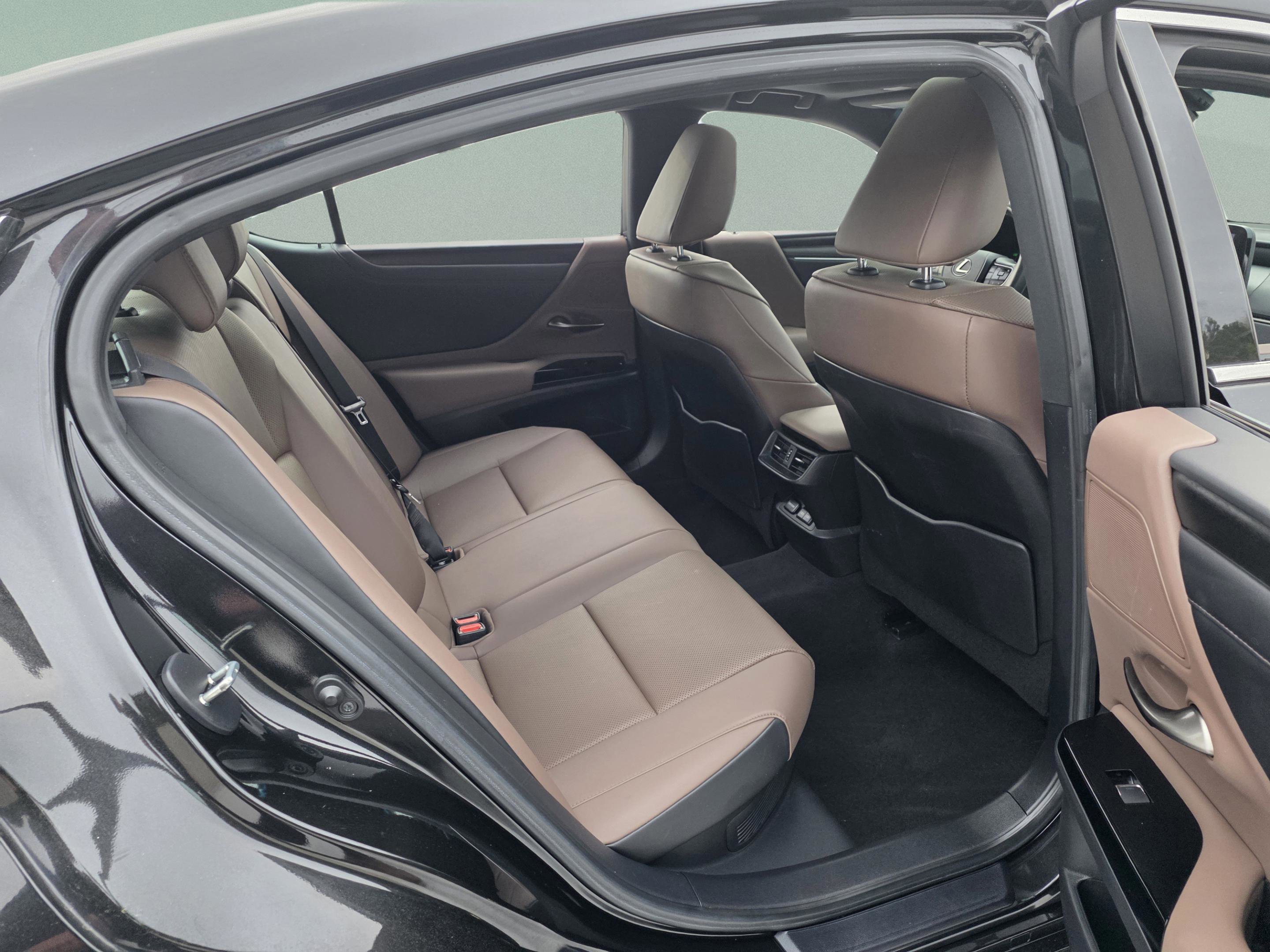 Used 2023 Lexus ES 300h w/ Premium Package image 24