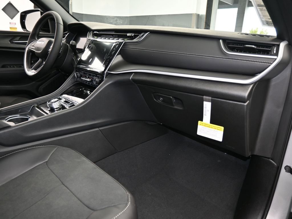 New 2025 Jeep Grand Cherokee Altitude image 39
