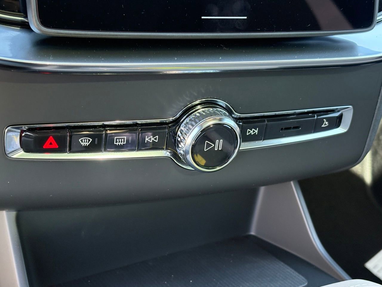 New 2026 Volvo XC90 B5 Core w/ Protection Package Premier image 16