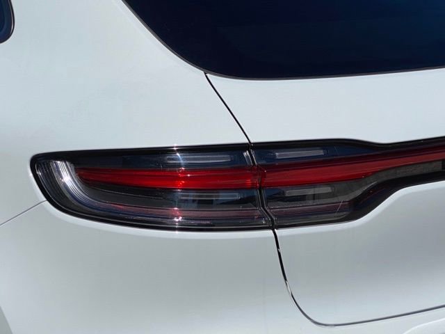 Certified 2025 Porsche Macan image 32