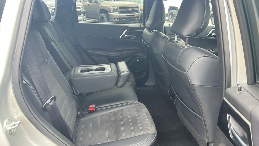 Used 2025 Mitsubishi Outlander SE image 12