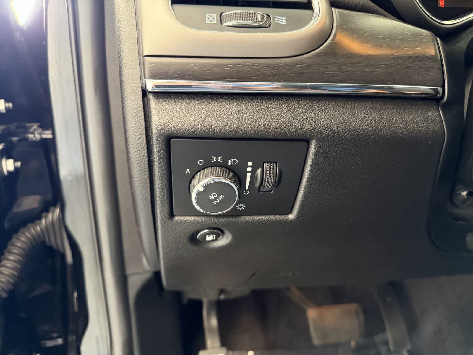 Used 2018 Jeep Grand Cherokee Limited AWD/4WD image 14