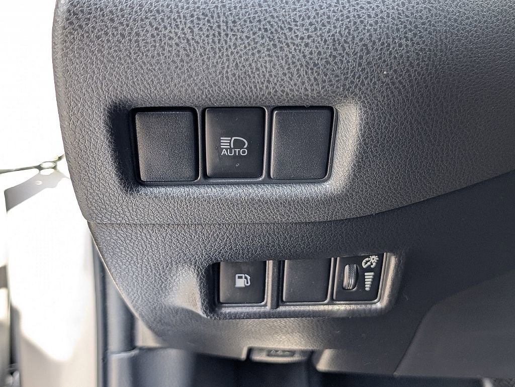 Used 2019 Toyota C-HR LE image 28