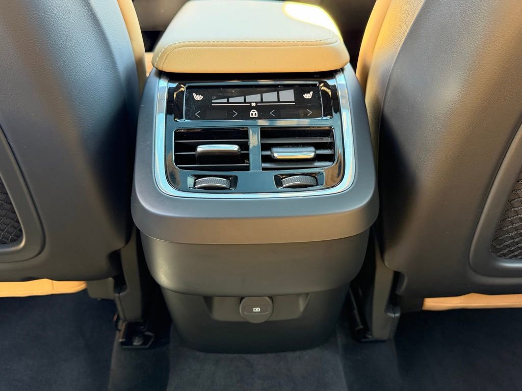 Used 2024 Volvo XC60 B5 Ultimate w/ Protection Package Premier image 31