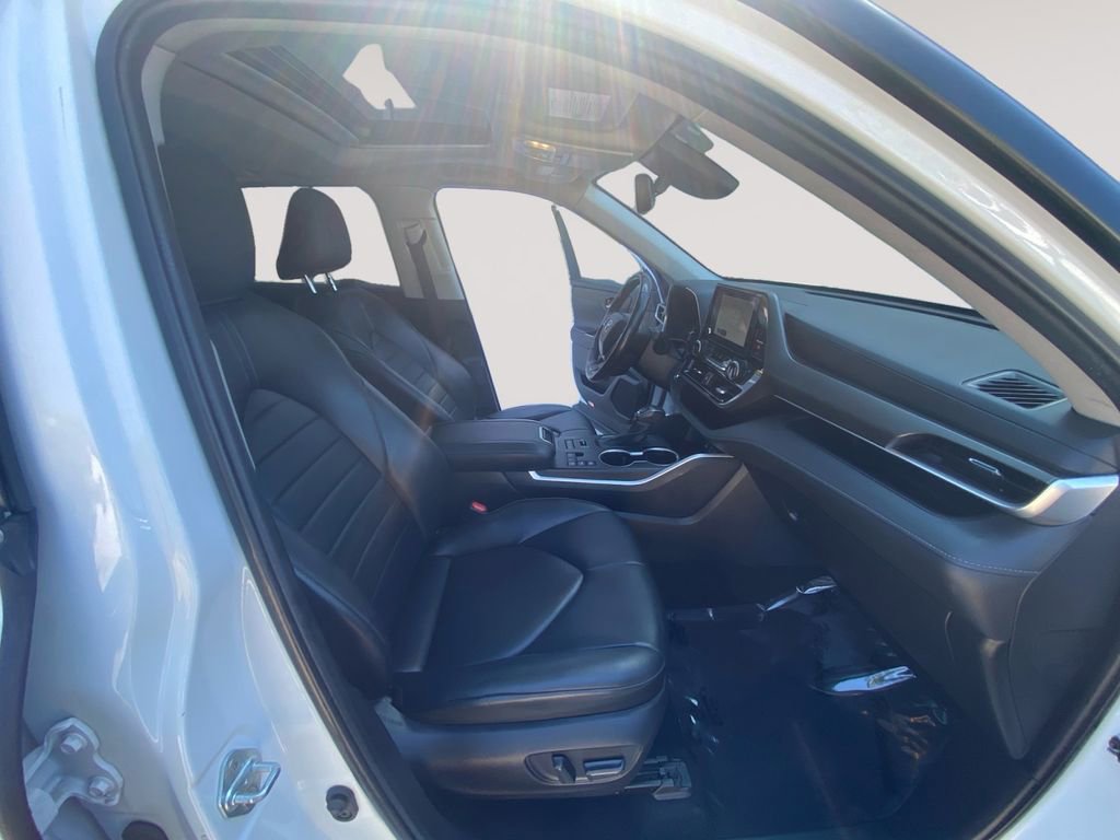 Used 2023 Toyota Highlander XLE AWD/4WD image 15