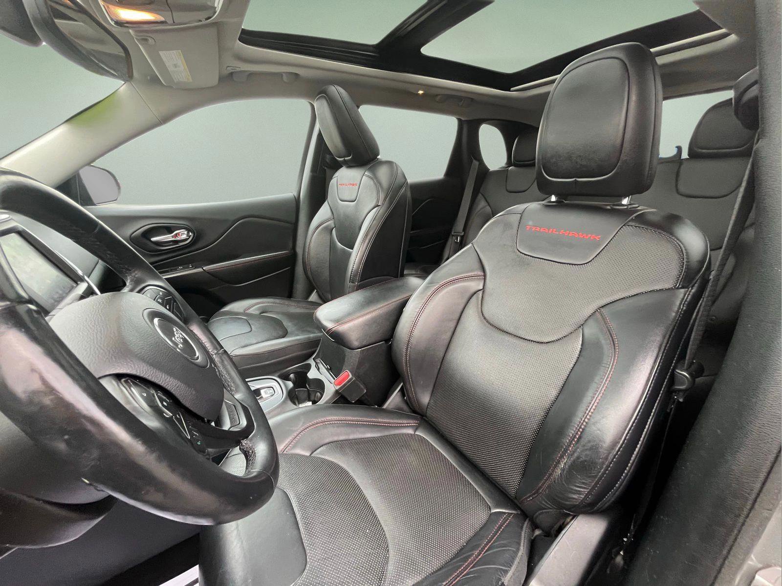 Used 2019 Jeep Cherokee Trailhawk image 12