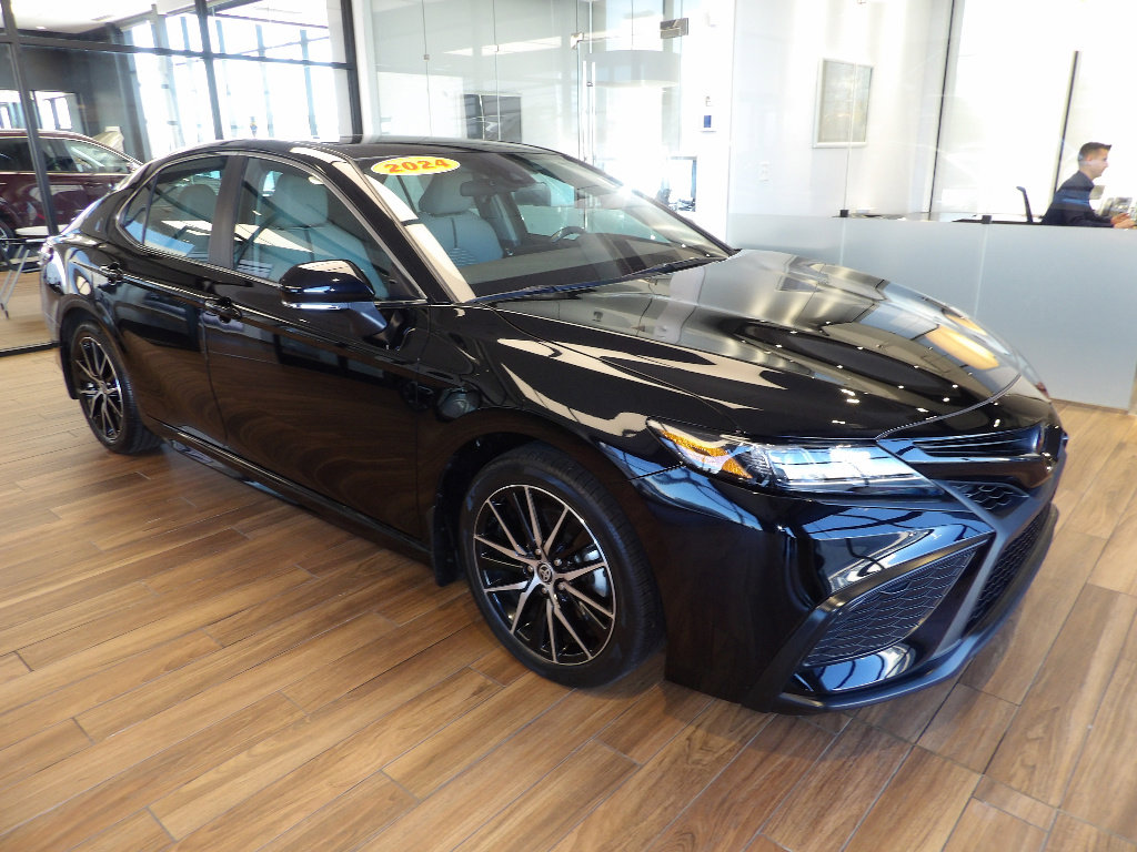 Used 2024 Toyota Camry SE AWD/4WD image 3
