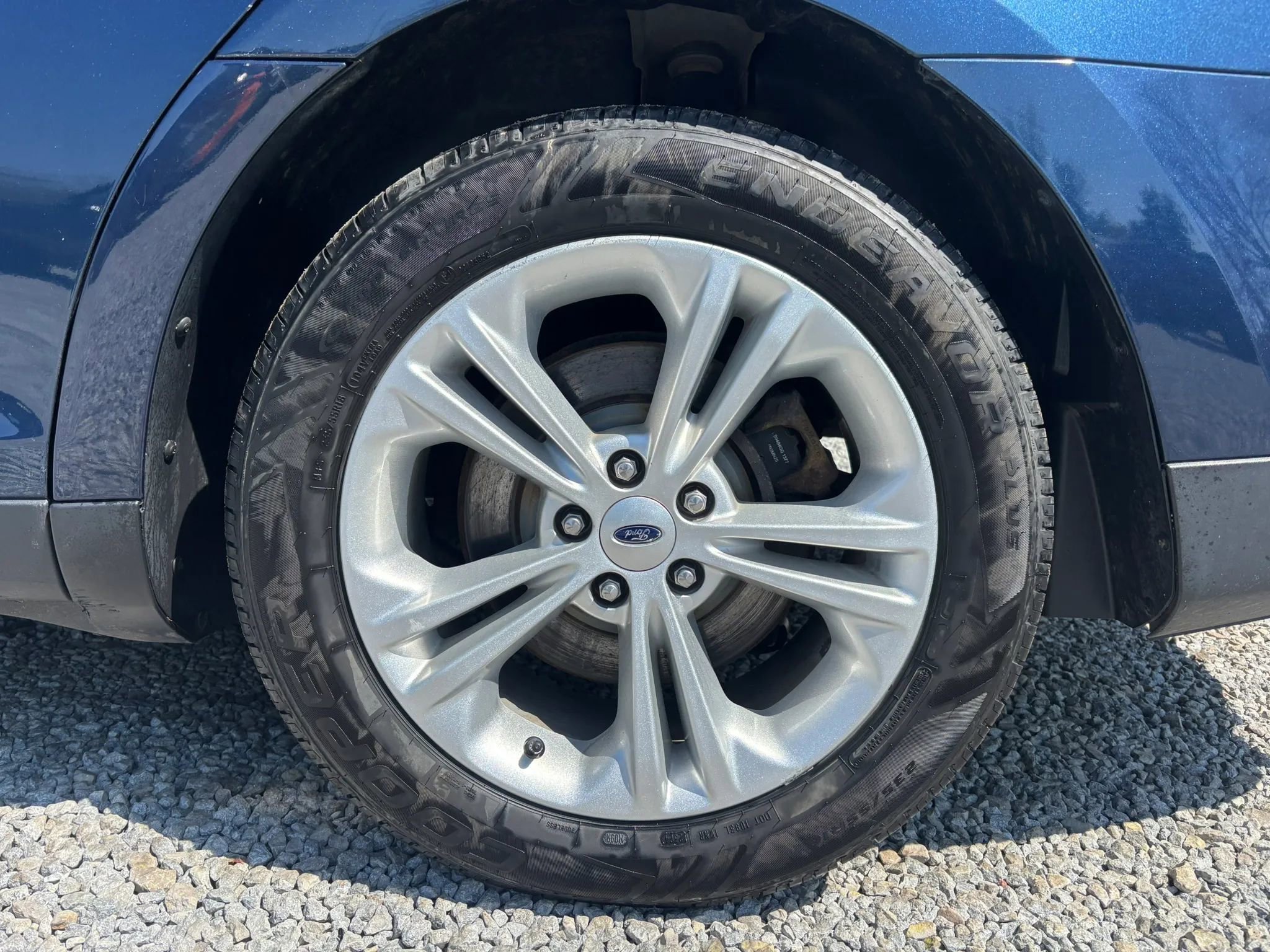 Used 2016 Ford Taurus SE FWD image 2