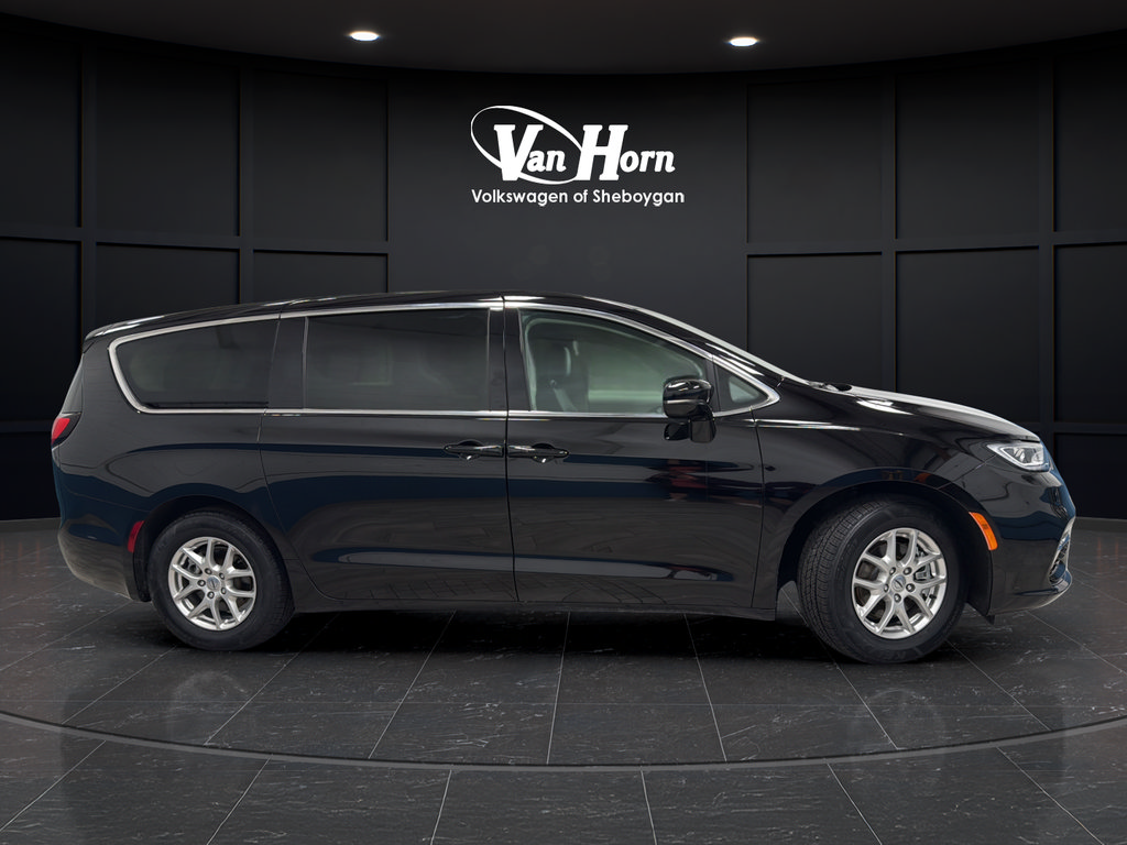 Used 2024 Chrysler Pacifica Touring-L FWD image 8