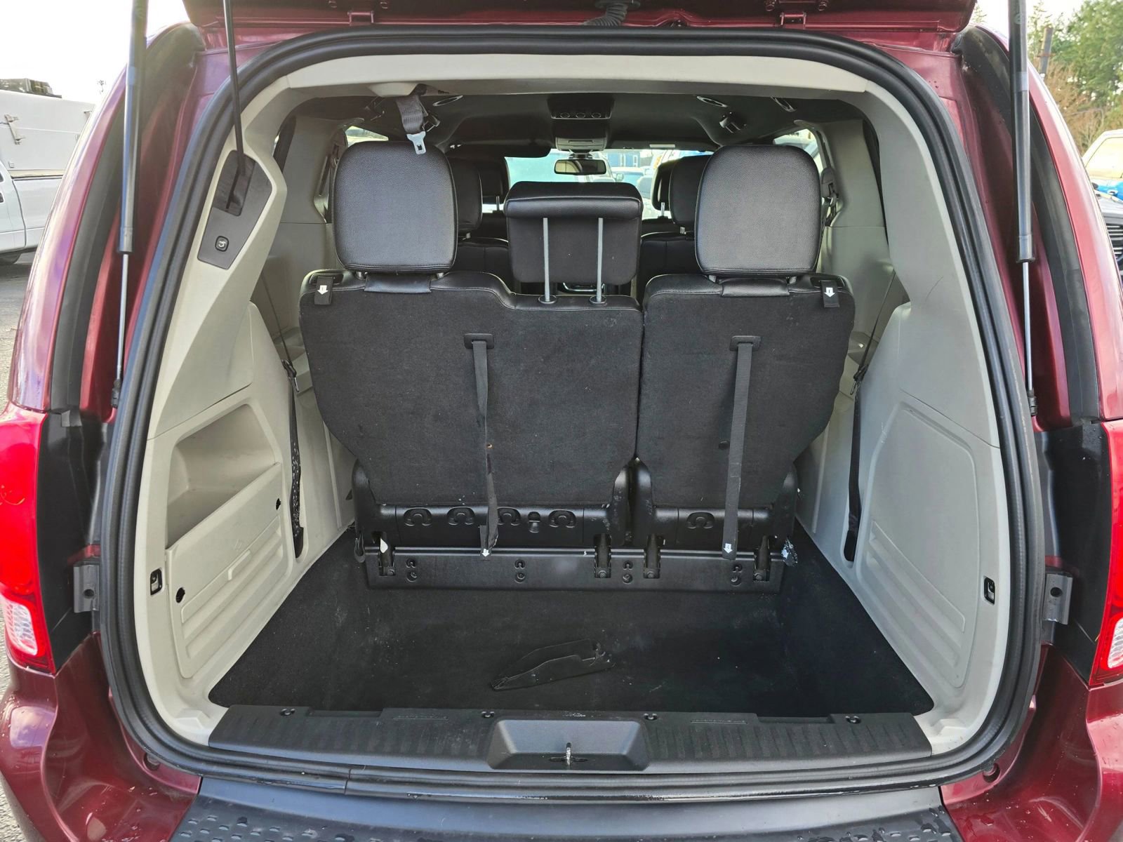 Used 2019 Dodge Grand Caravan SXT FWD image 13