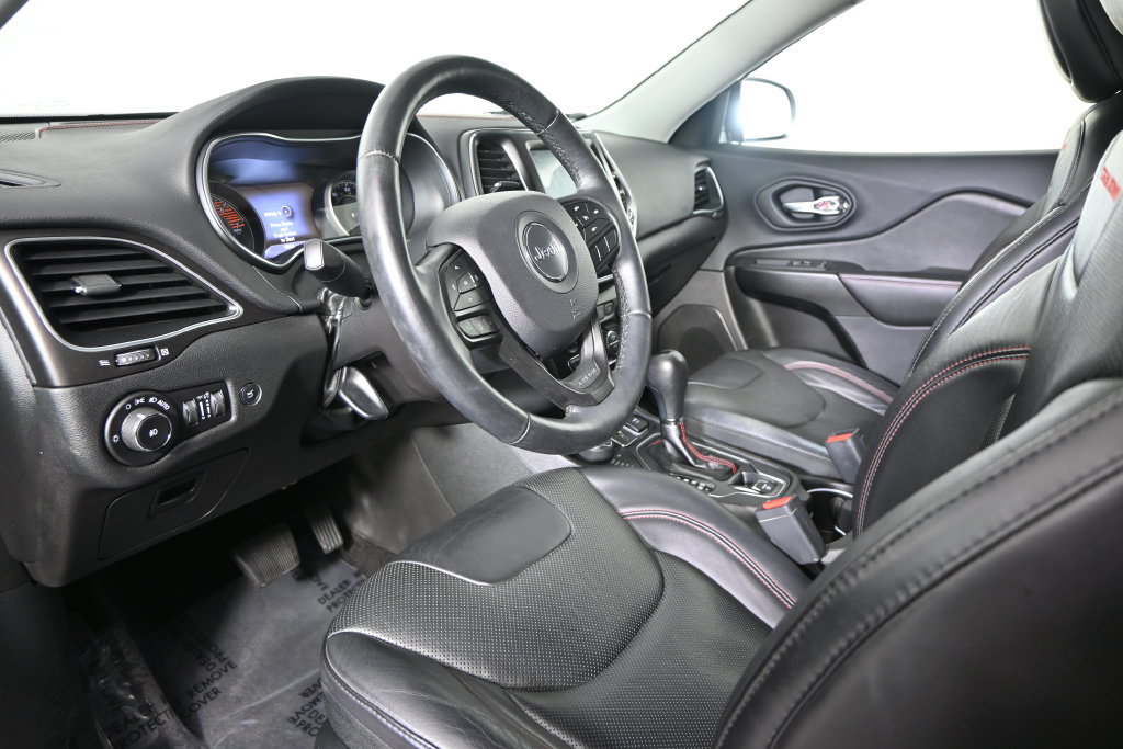 Used 2019 Jeep Cherokee Trailhawk AWD/4WD image 23