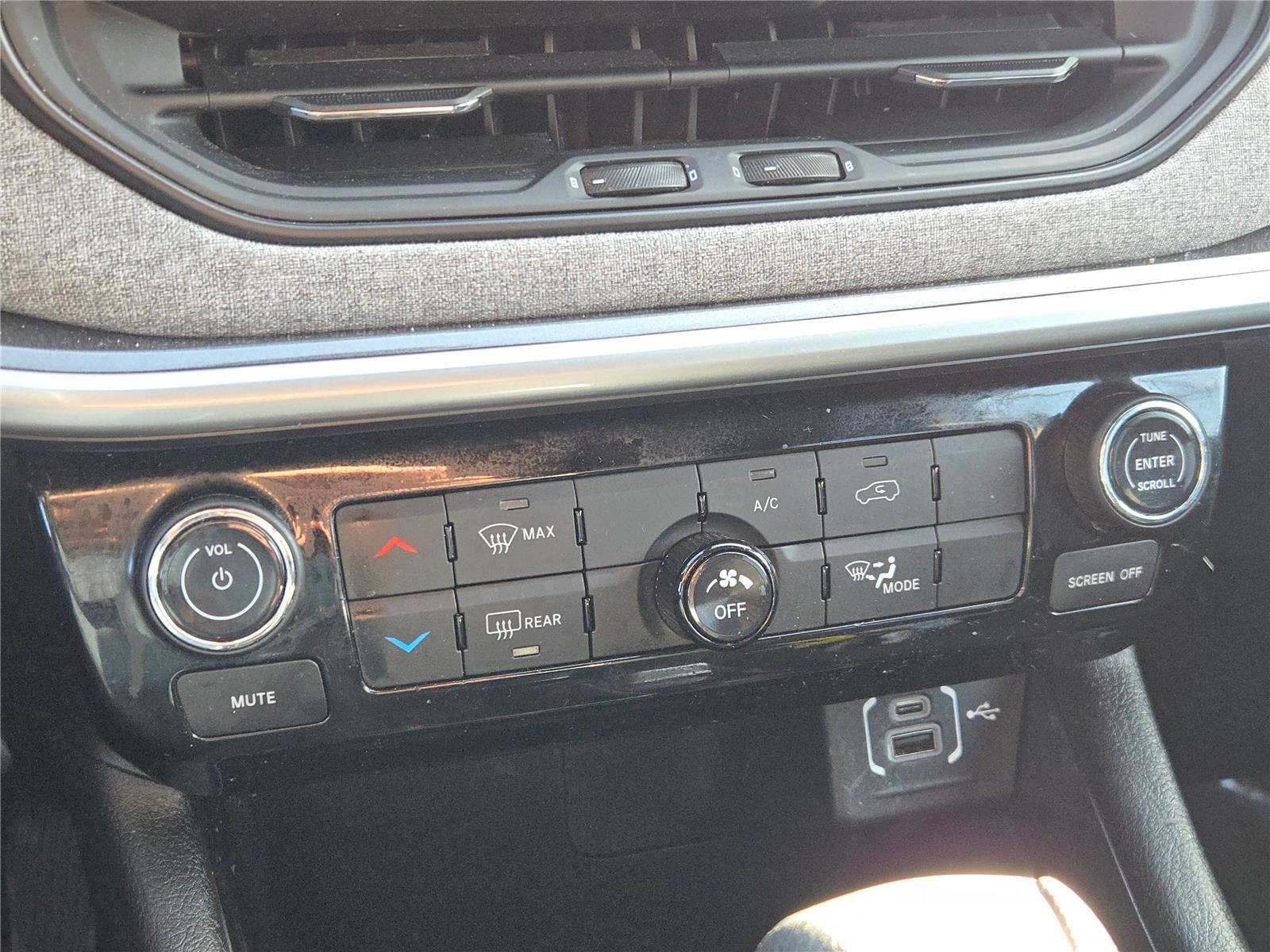 Used 2024 Jeep Compass Sport image 31