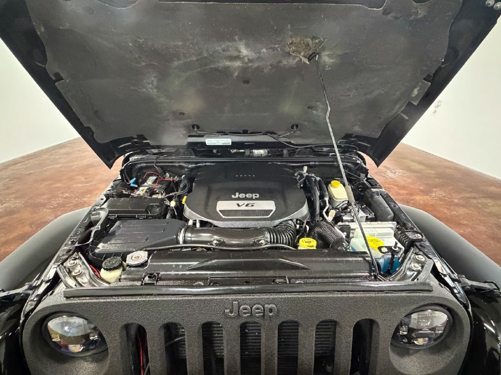 Used 2015 Jeep Wrangler Unlimited Sahara w/ Connectivity Group AWD/4WD image 19